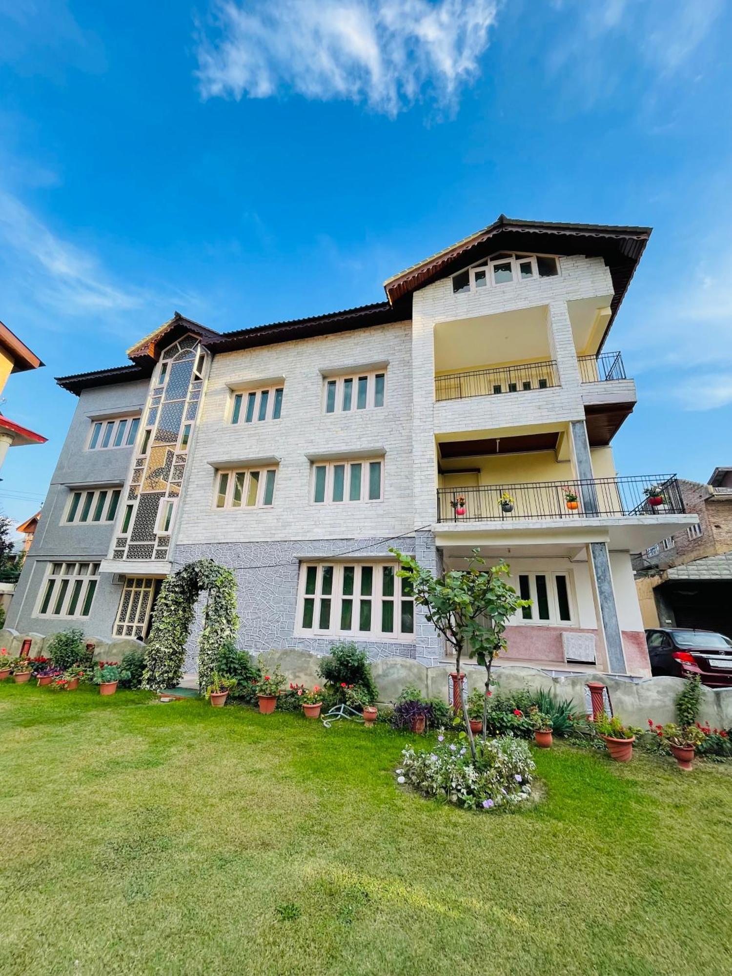 The Khayabaan - Luxurious Home Stay Away From Home Srīnagar Exterior foto
