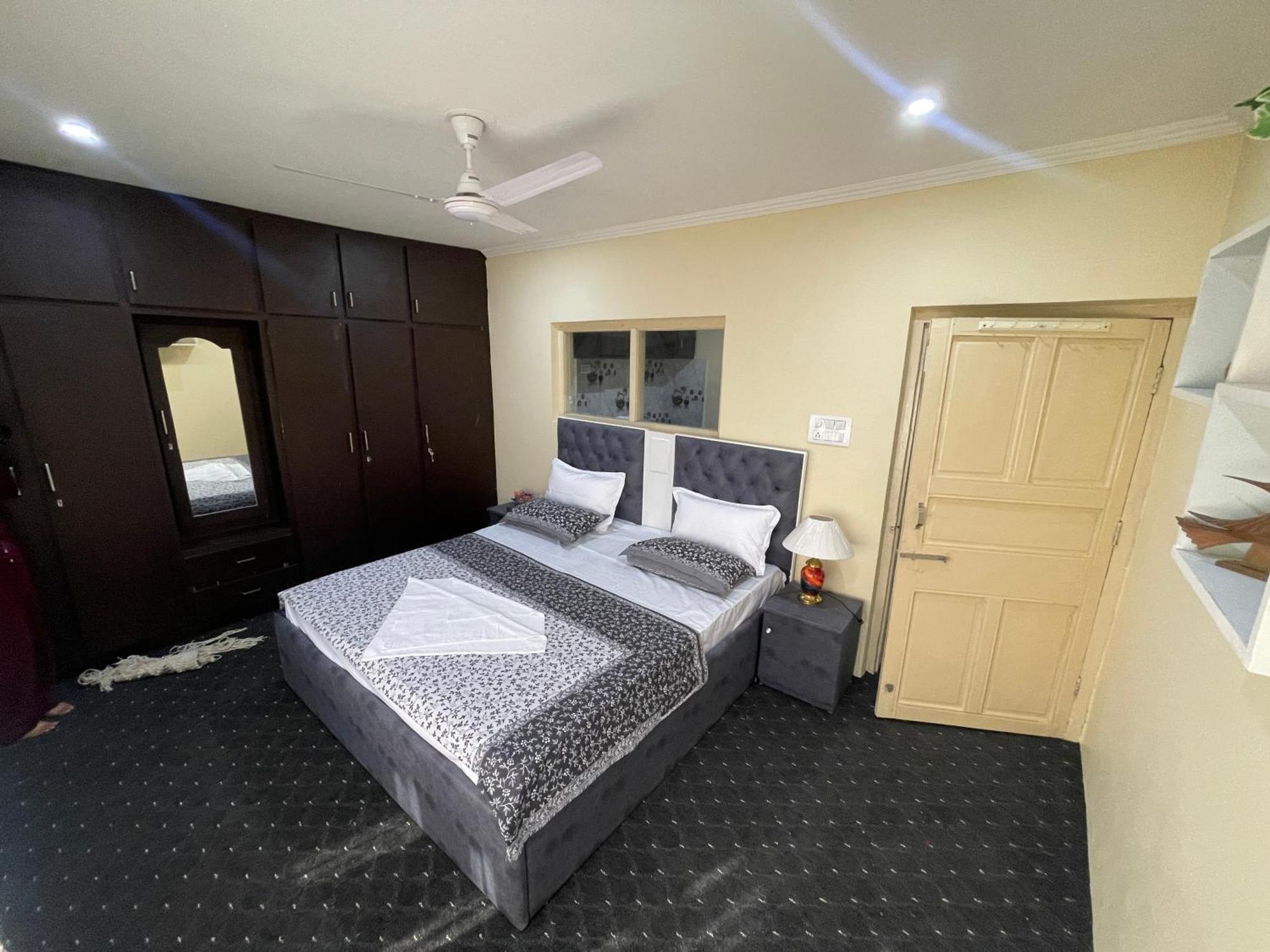 The Khayabaan - Luxurious Home Stay Away From Home Srīnagar Exterior foto