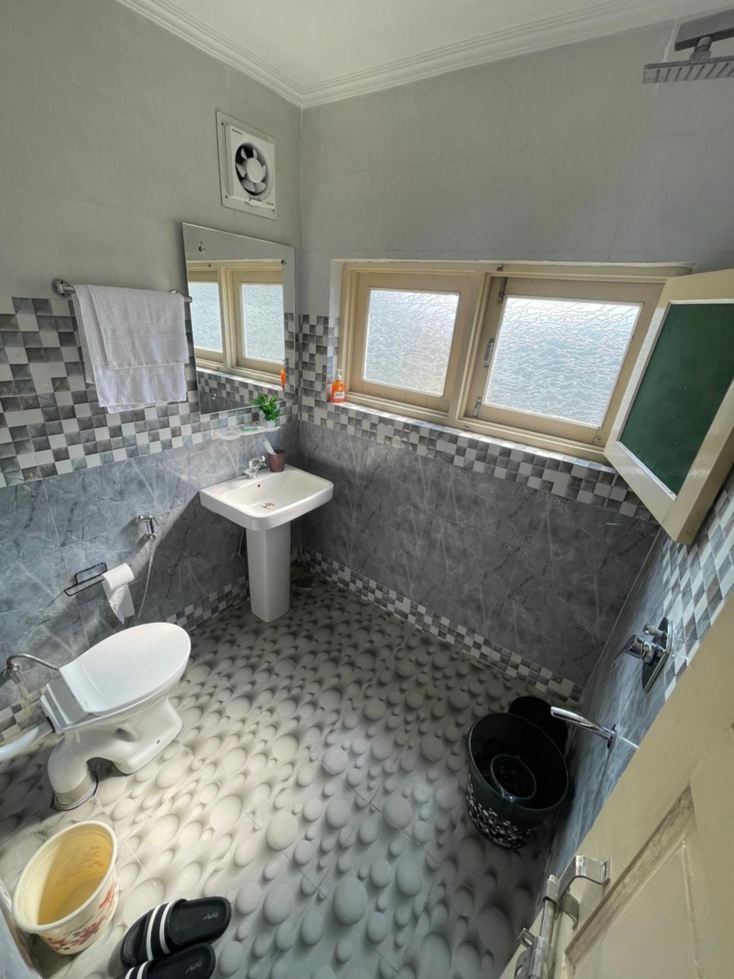 The Khayabaan - Luxurious Home Stay Away From Home Srīnagar Exterior foto