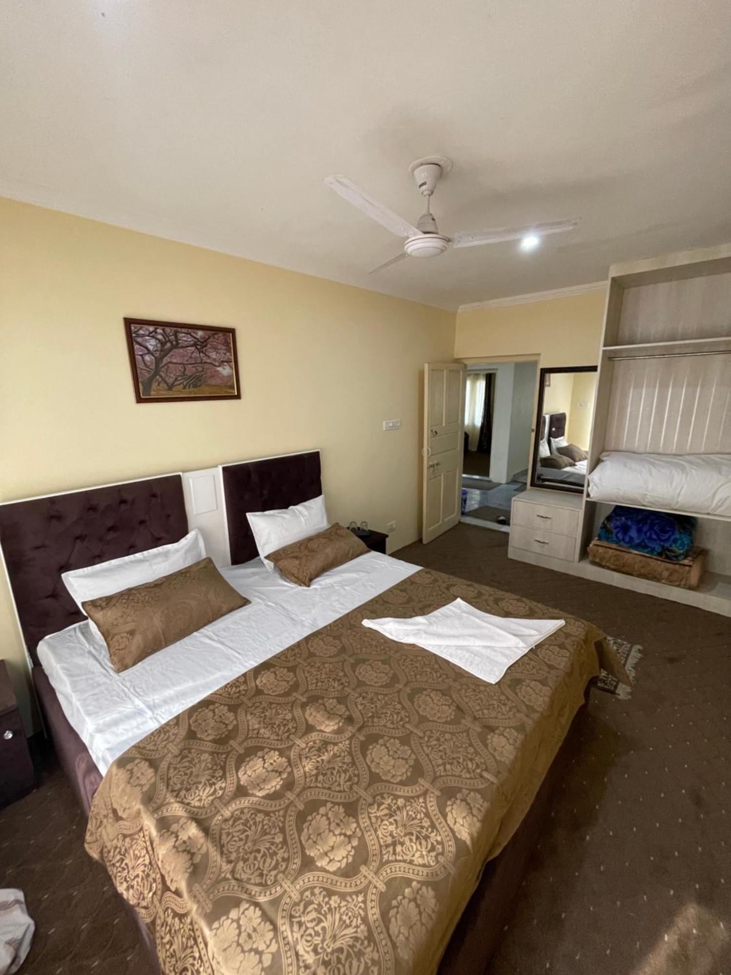 The Khayabaan - Luxurious Home Stay Away From Home Srīnagar Exterior foto