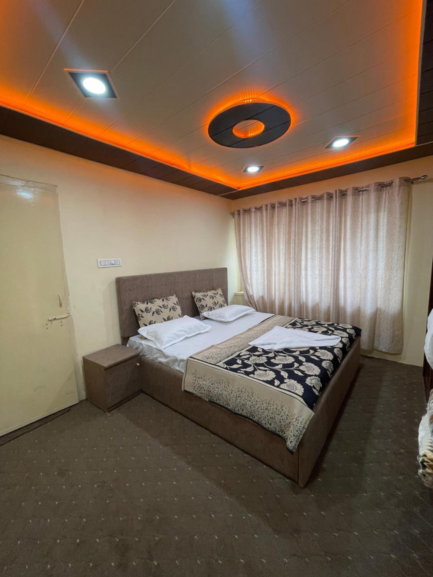 The Khayabaan - Luxurious Home Stay Away From Home Srīnagar Exterior foto