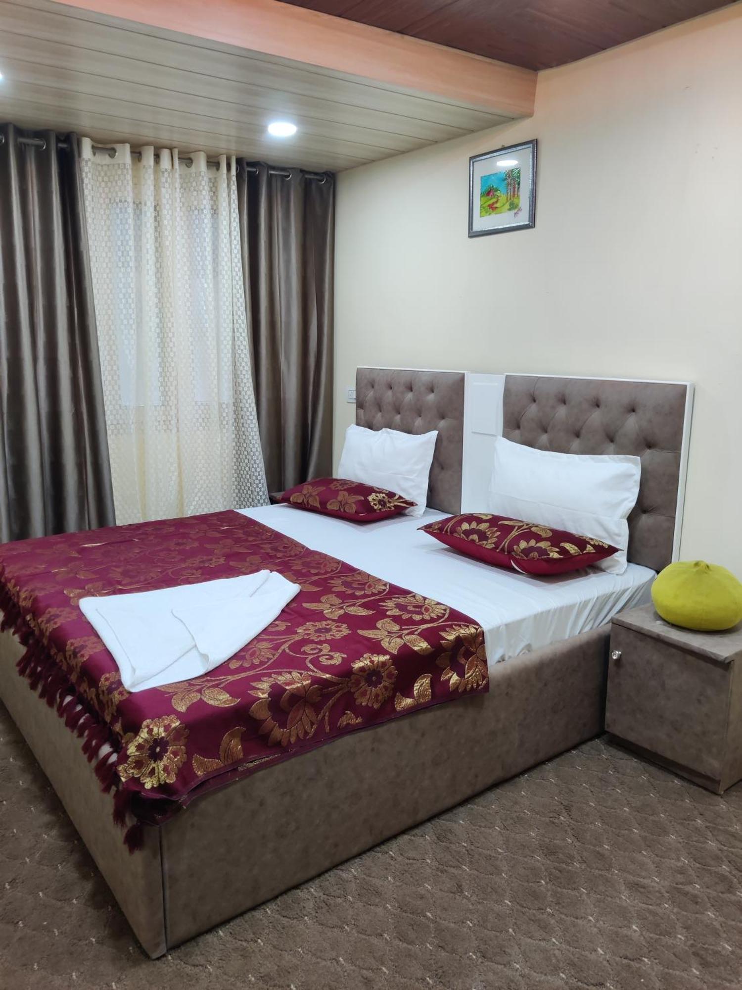 The Khayabaan - Luxurious Home Stay Away From Home Srīnagar Exterior foto