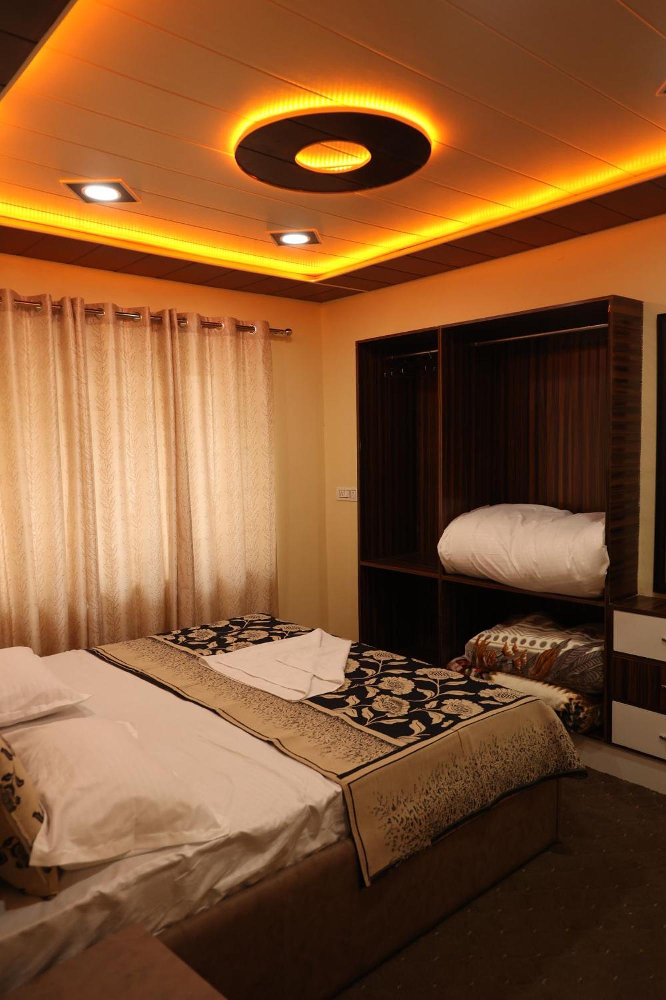 The Khayabaan - Luxurious Home Stay Away From Home Srīnagar Exterior foto
