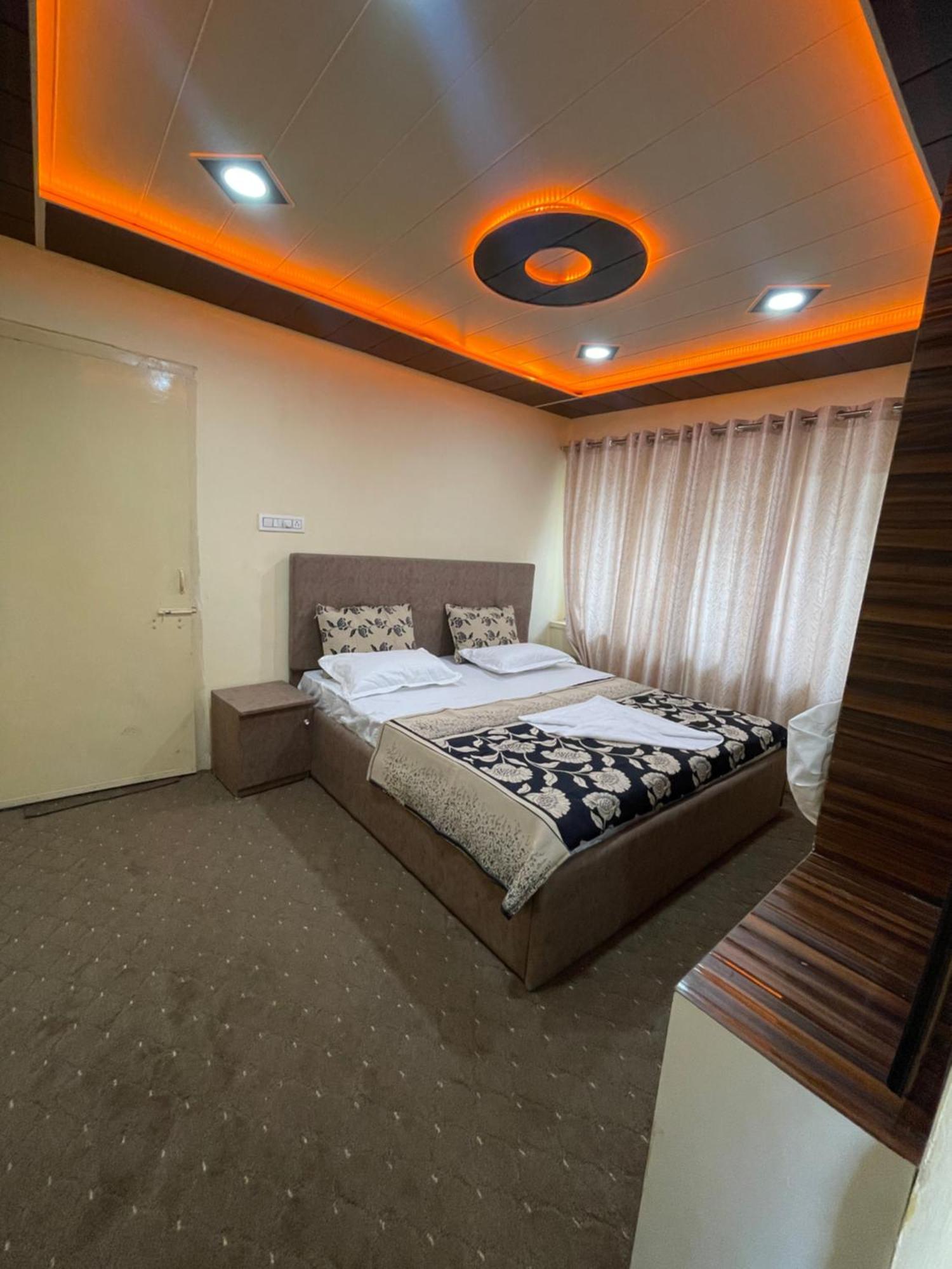 The Khayabaan - Luxurious Home Stay Away From Home Srīnagar Quarto foto